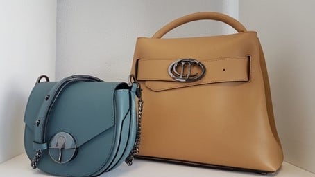 Sacs Bonbon, pour femme active, et La Coraly, plus sage et chic. (Collection 2019 – Lebeau-Courally). Photo © Pierre d’Ornano / Aeternus.fr